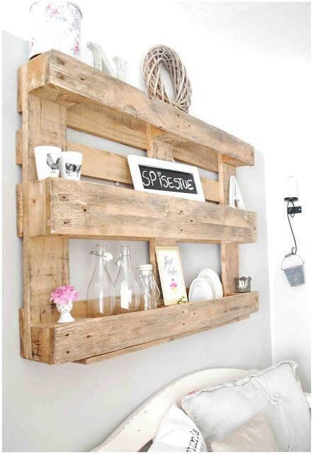 Cucina - mensole con materiale di recupero