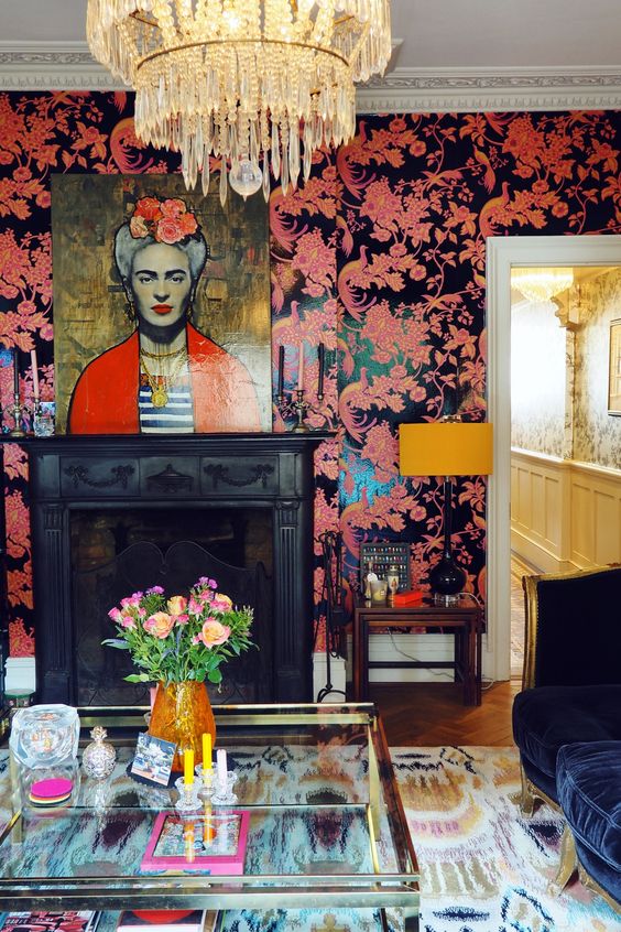 carta da parati floreale con quadro frida kahlo